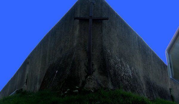 la Croix en bois accolée au mur du cimetière